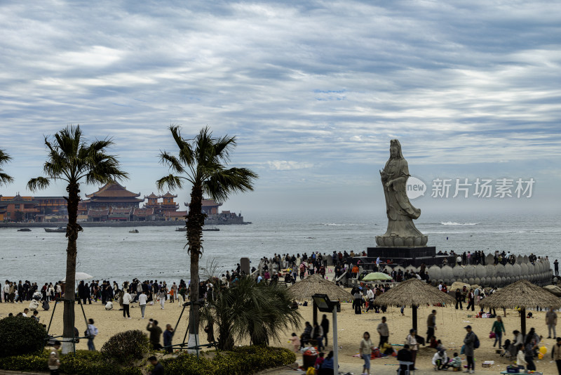 福建泉州石狮黄金海岸观音像节日人流