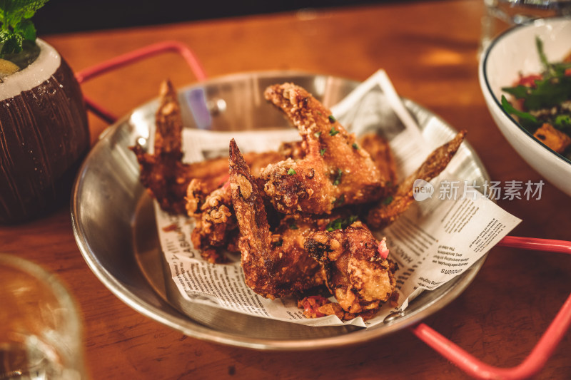 美味的西式餐饮-沙拉披萨炸鸡翅