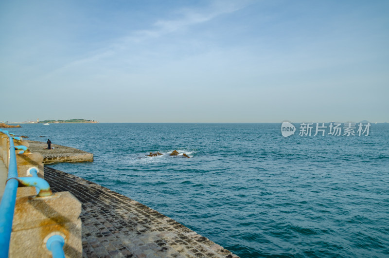 海边的蓝天和碧海