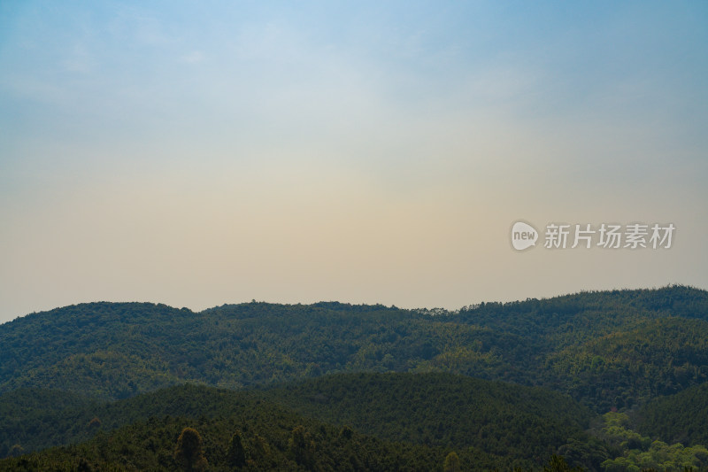 山顶的天空和风景