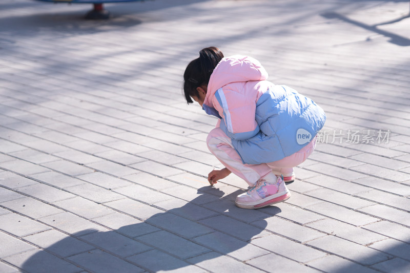 小女孩在地上画画