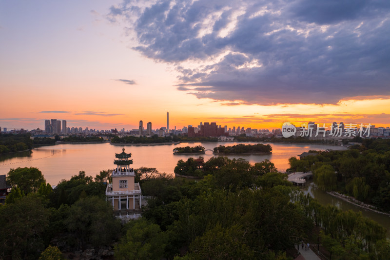 天津天塔湖水上公园景区城市日落晚霞风光