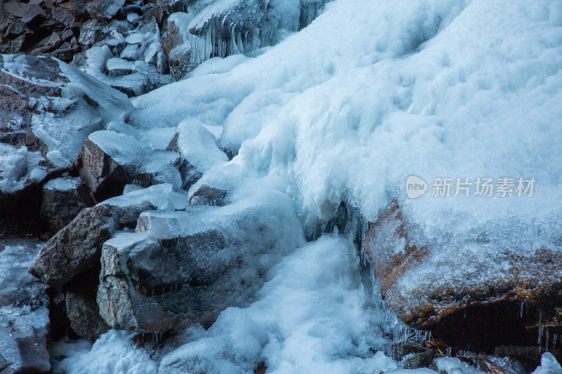 天气降温严重丽水一处景区出现的冰冻景观