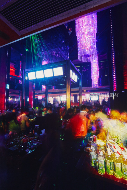 现代城市酒吧灯光人影舞动【反转胶片】