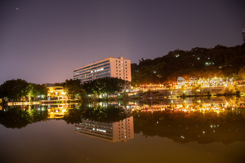 福州湖边倒映着建筑灯光夜景