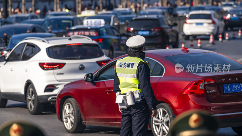 交警指挥交通现场