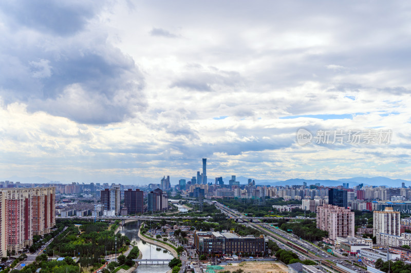 中国北京夏季国贸CBD城市天际线大气流云