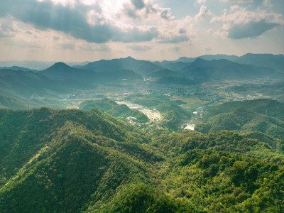 航拍蓝天白云下的青山河流村庄风光