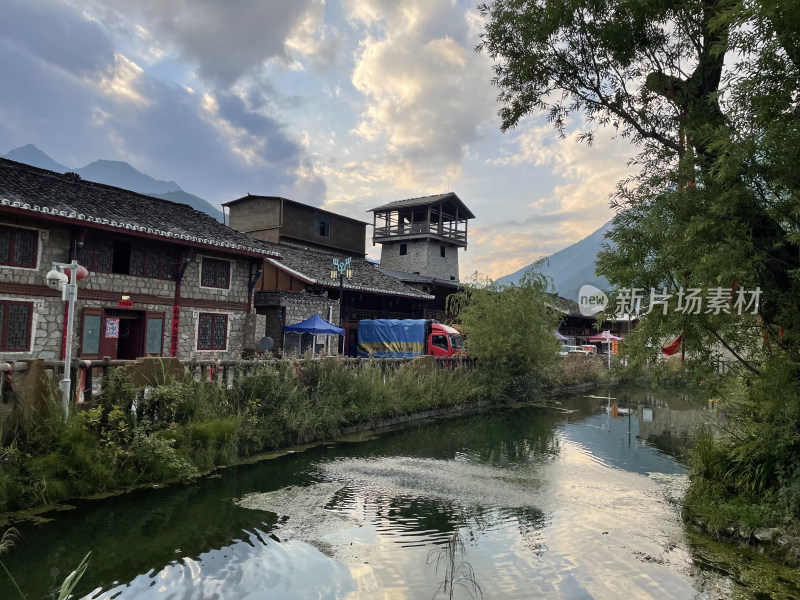 四川阿坝州叠溪镇的小河和街景