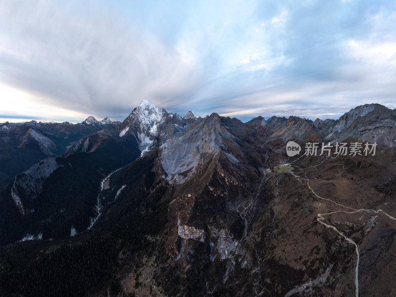 四川甘孜州稻城亚丁三神山雪山日出航拍