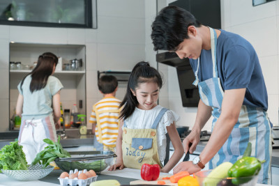 年轻父母教孩子学做饭