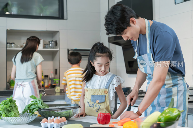 年轻父母教孩子学做饭