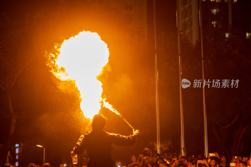 夜晚街头表演者喷火瞬间