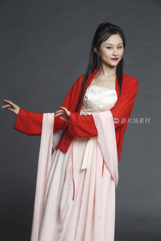 身穿古装的汉服女性人像（汉服影棚拍摄）