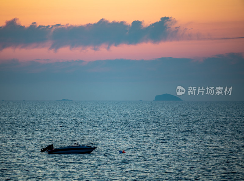 山东烟台东山栈桥海上日出前的朝霞景观