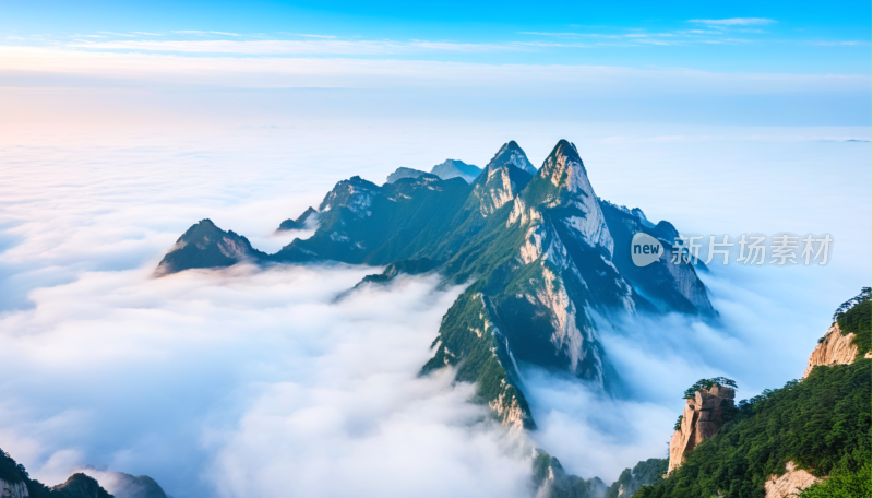 云雾缭绕的壮丽华山山景