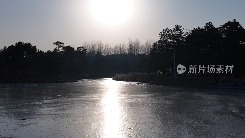 冬日结冰湖面阳光景象