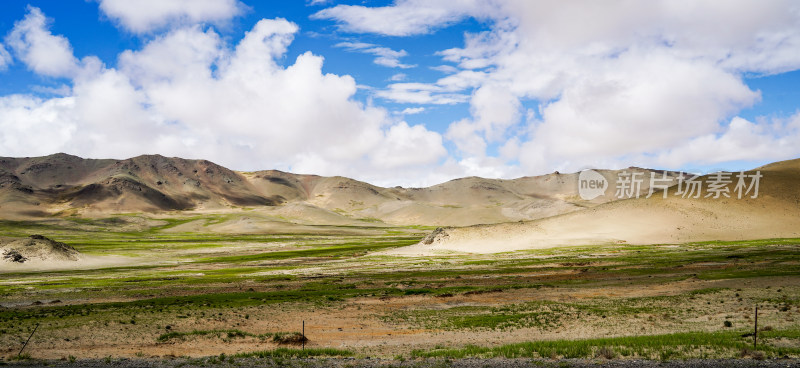 辽阔的草原和山丘构成的自然美景