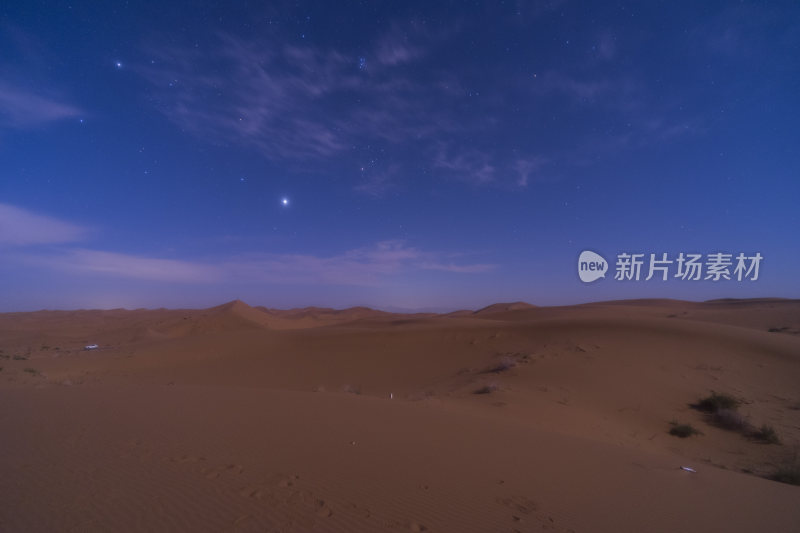 沙漠夜空繁星满天的广袤景象