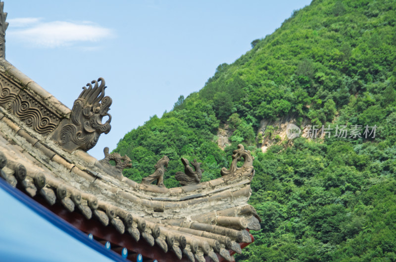 西安秦岭山区辋川溶洞古建筑屋檐与青山背景