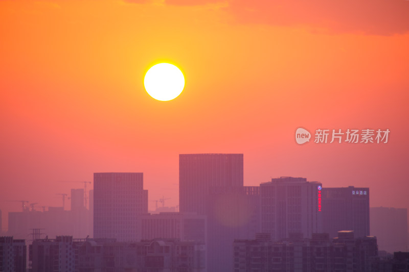 夕阳下的都市轮廓