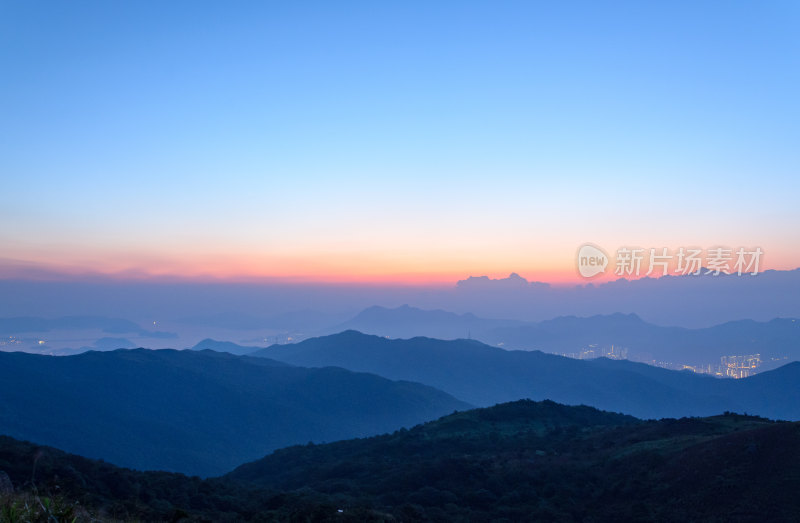 香港大帽山郊野公园山顶日出与连绵山脉晨雾