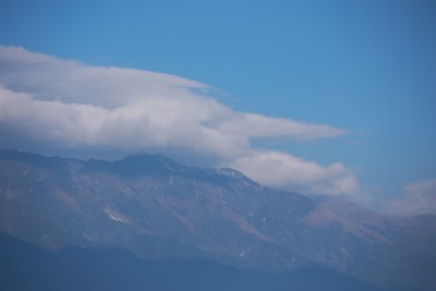 蓝天白云下的连绵山脉苍山洱海壮丽景象