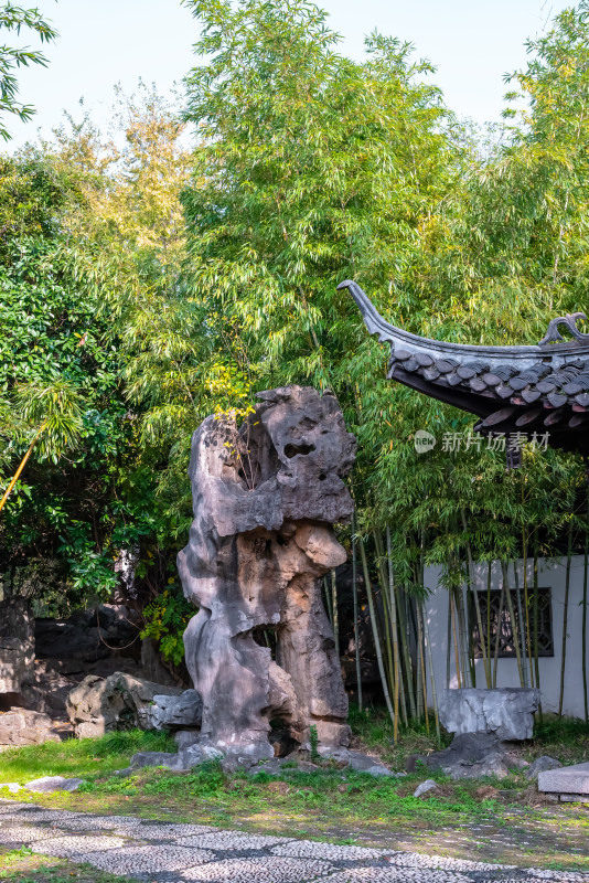 晴朗的午后，扬州瘦西湖江南园林风景