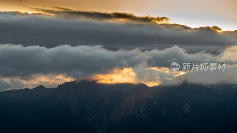 日落时的天空山峰云景