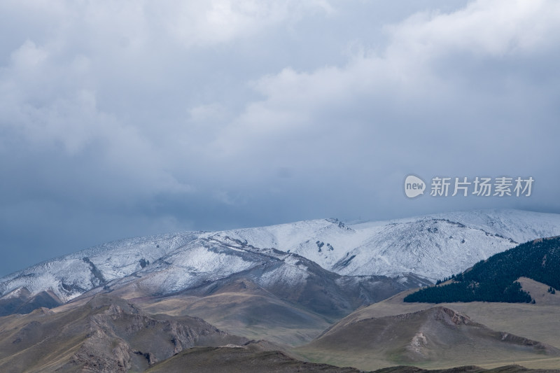 新疆天山蓝天白云雪山风光