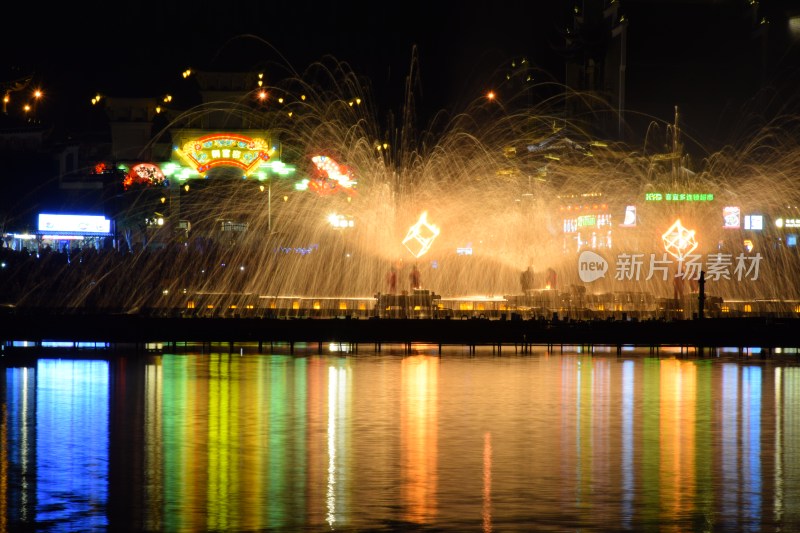 长沙铜官窑夜间湖边打铁花景观