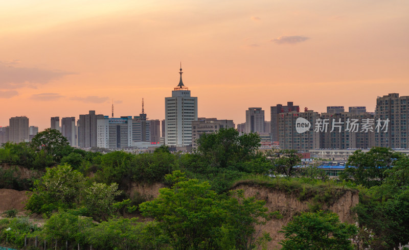 陕西渭南，夕阳下的城市风光