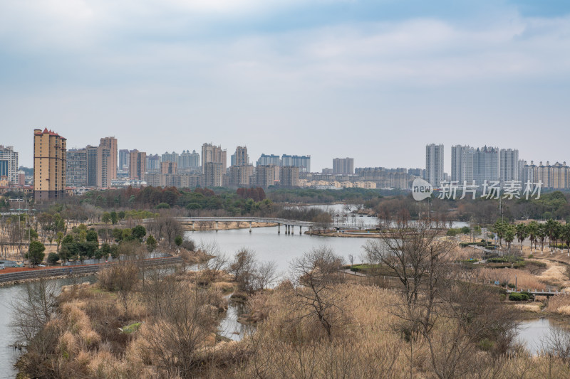 城市中河流景观与林立高楼的远景画面