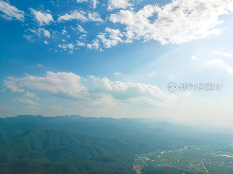 航拍郊外的山脉自然风光