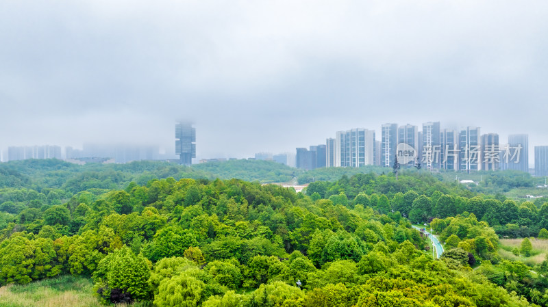 阴雨天的贵阳新城区观山湖公园