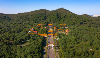 山林间中式武汉灵泉寺航拍全景