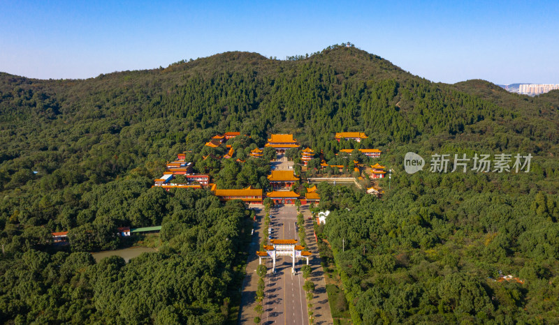 山林间中式武汉灵泉寺航拍全景