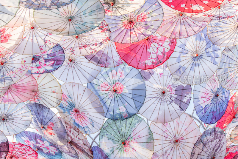 古镇里的油纸伞装饰