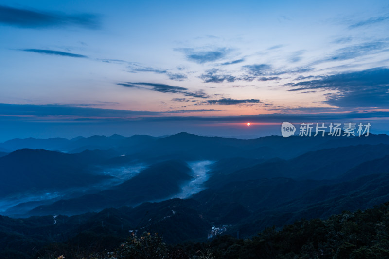 山间日出蓝调全景