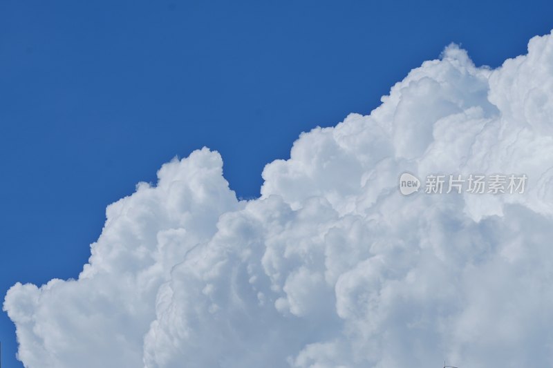 湛蓝天空下的壮观白色积雨云