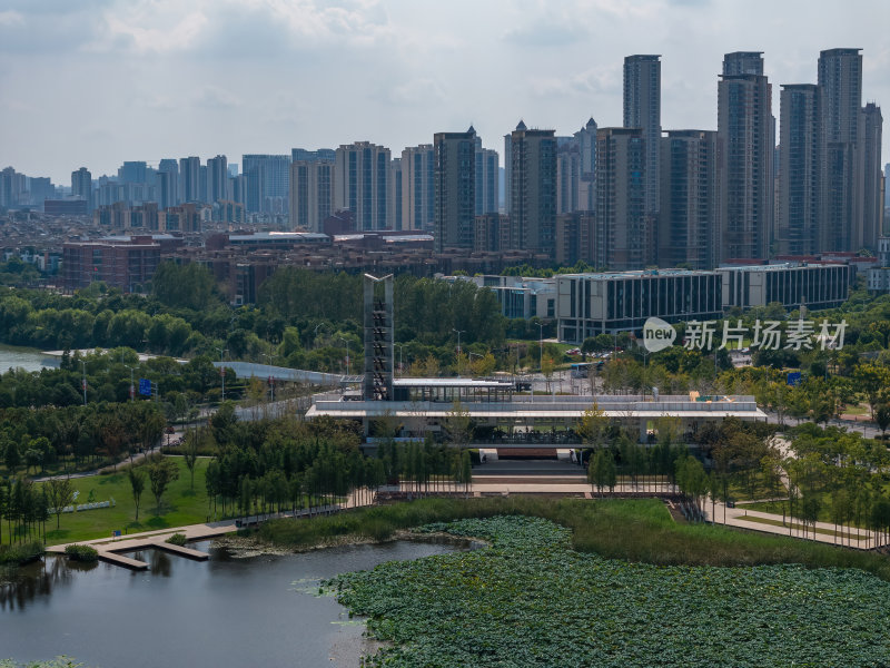 江西南昌市区鱼尾洲公园桥梁湖泊现代建筑