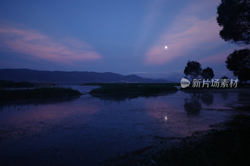 暮色下的水域山林静谧风景