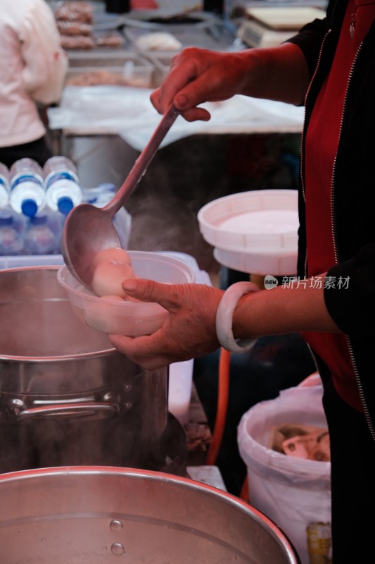 商贩舀盛食物现场