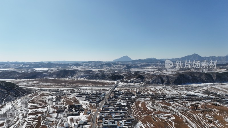 冬季雪后乡村的航拍全景