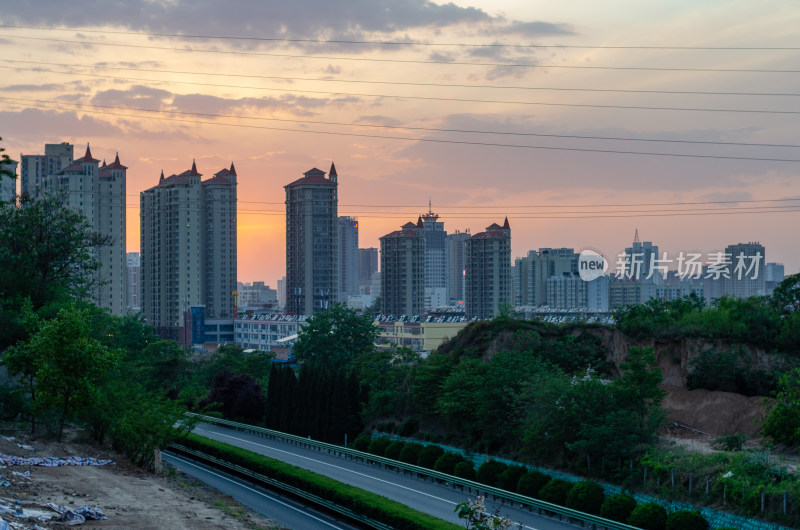 陕西渭南，连霍高速旁夕阳下的城市风光