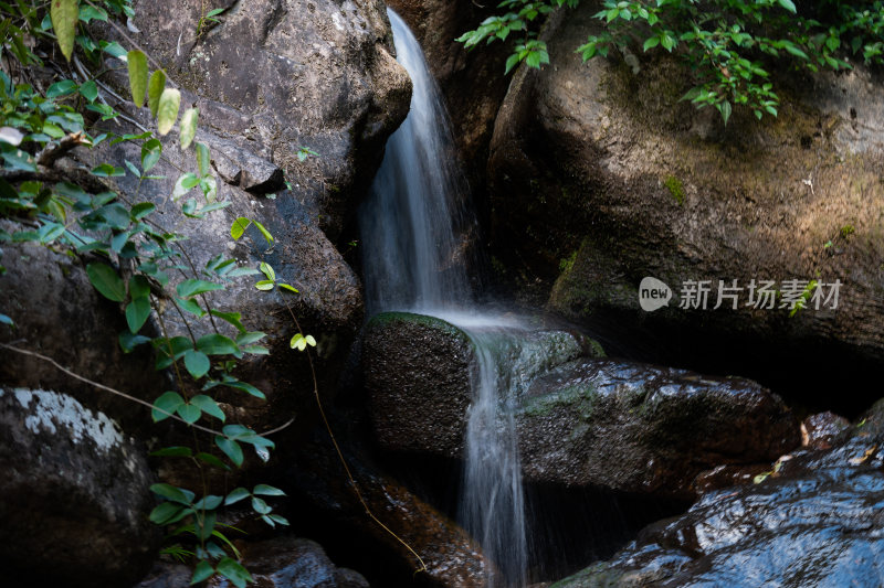 山间岩石上的小型瀑布景观
