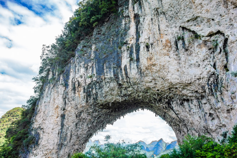 广西省桂林市阳朔县十里画廊月亮山