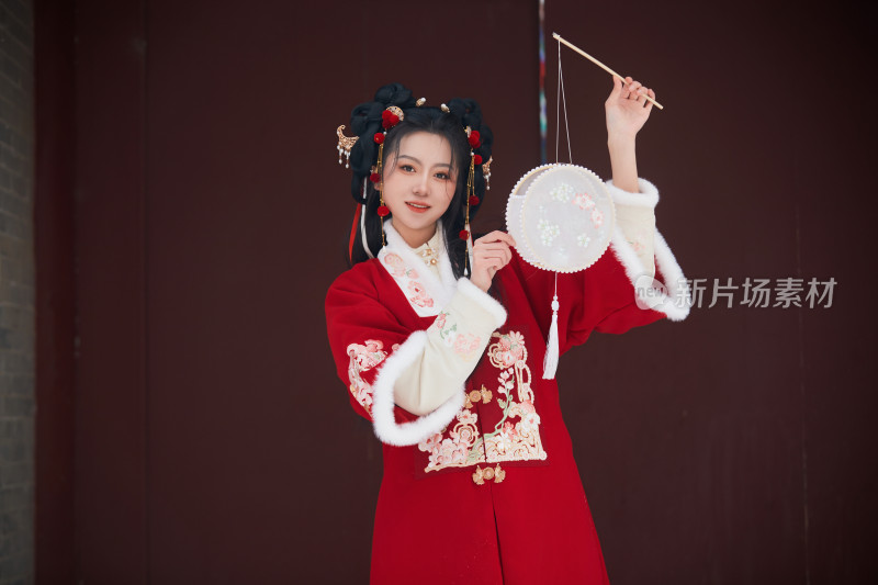 雪天户外身穿中式红色汉服的亚洲少女