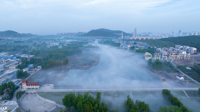 枣庄新城黑峪水库清晨的城市雾景