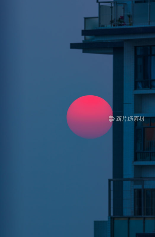 黄昏夕阳落日与城市高楼住宅阳台建筑剪影